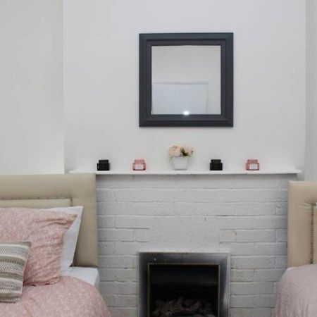 Newly Refurbished 3 Bed 2.5 Bath House In Staines Villa Exterior photo