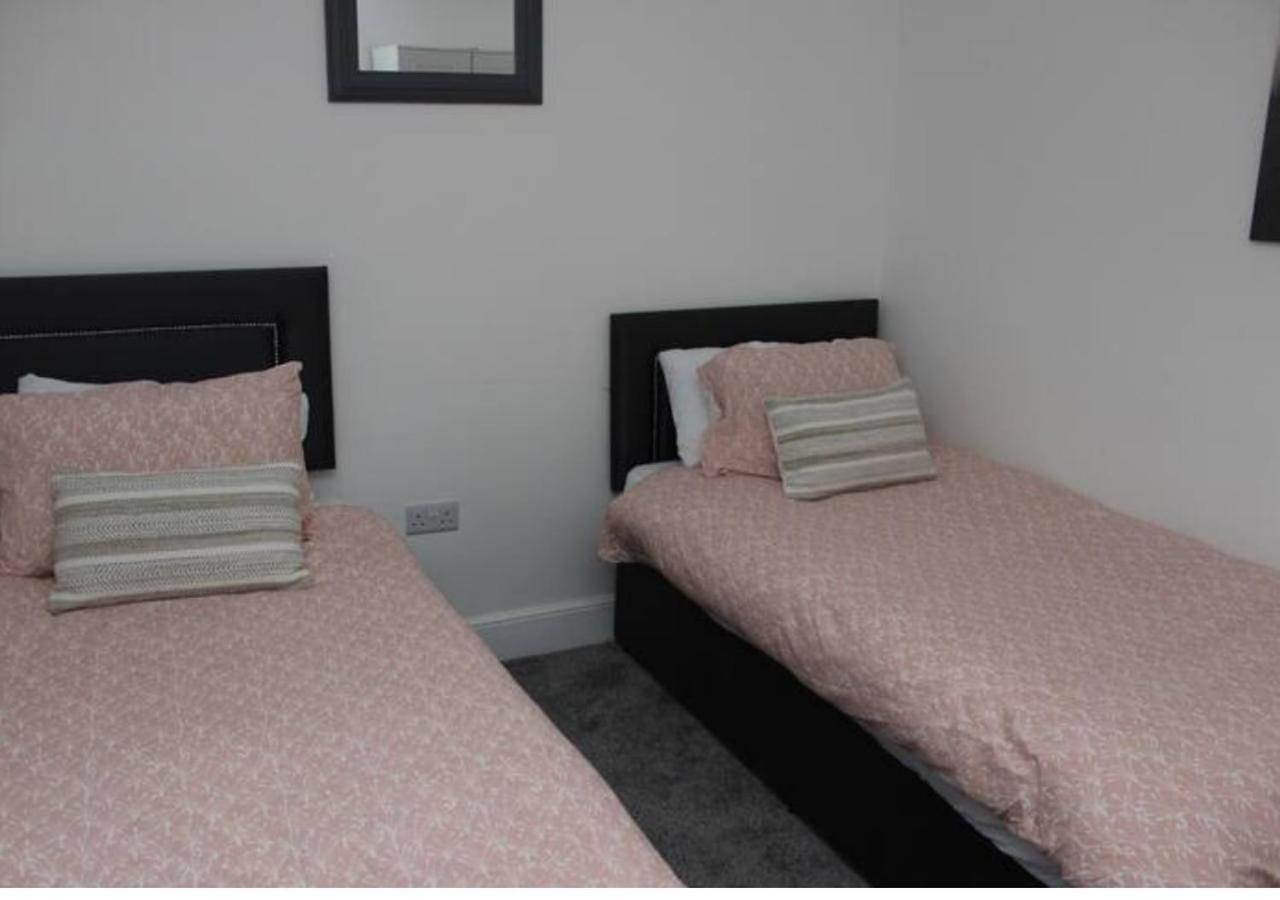 Newly Refurbished 3 Bed 2.5 Bath House In Staines Villa Exterior photo